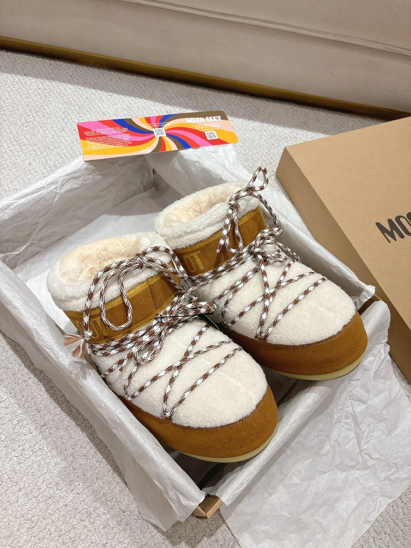 p660 [Exclusive top quality | New upgraded version] ✨A must-buy in winter 2025! Moon Boot moon snow boots - the ultimate warm weapon for fashionistas ❄️ Forget UGG! This winter🔥The "ugly Big Mac" that dominates the streets is here~ 👢The same Y2K retro style from Paris Hilton and Beckham is back! 4cm taller inside ✨ Invisible leg lift · Extremely slimming 👌 Fluffy and soft but not bloated, instantly show off your sense of style when put on your feet 🦋 The same style for both men and women | Can be worn by both men and women | Regardless of left or right foot!  ❄️Maximum thermal insulation power｜No pressure for fun in the snow 💫Trendy style code｜Easily achieve the Millennial hot girl style Say goodbye to ordinary snow boots ~ This winter you need to be warm and rusty! 🌟 #MoonBoot snow boots #winter hot style #瞞小similar style #millennium style wear ❶Fabric: original custom/cowhide/woven wool/high mercerized waterproof cloth ❷Inner: original 100% silk cotton liner ❸Feet: original 100% silk cotton liner ❹Outsole: original molded two-color non-slip outsole ❺Sole thickness: 4cm (including inner**) ❻Number of codes: 35-40 (41. Customized) ❼Packaging: Original full set of packaging ☀Color: Official website updated simultaneously